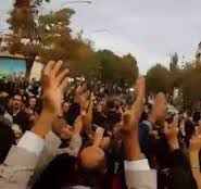 خانواده 17 فعال مدني بازداشت شده در مقابل دادگاه انقلاب سنندج تجمع كردند