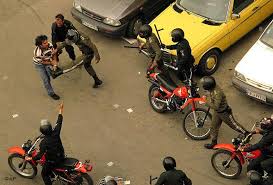 فيلم ضرب‌وشتم خياباني و تلاش بي‌نتيجه براي دريافت توضيح از ناجا