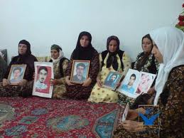 حضور تعدادي از مادران جانباختگان كردستان، در منزل شيرکو معارفي در شهر بانه