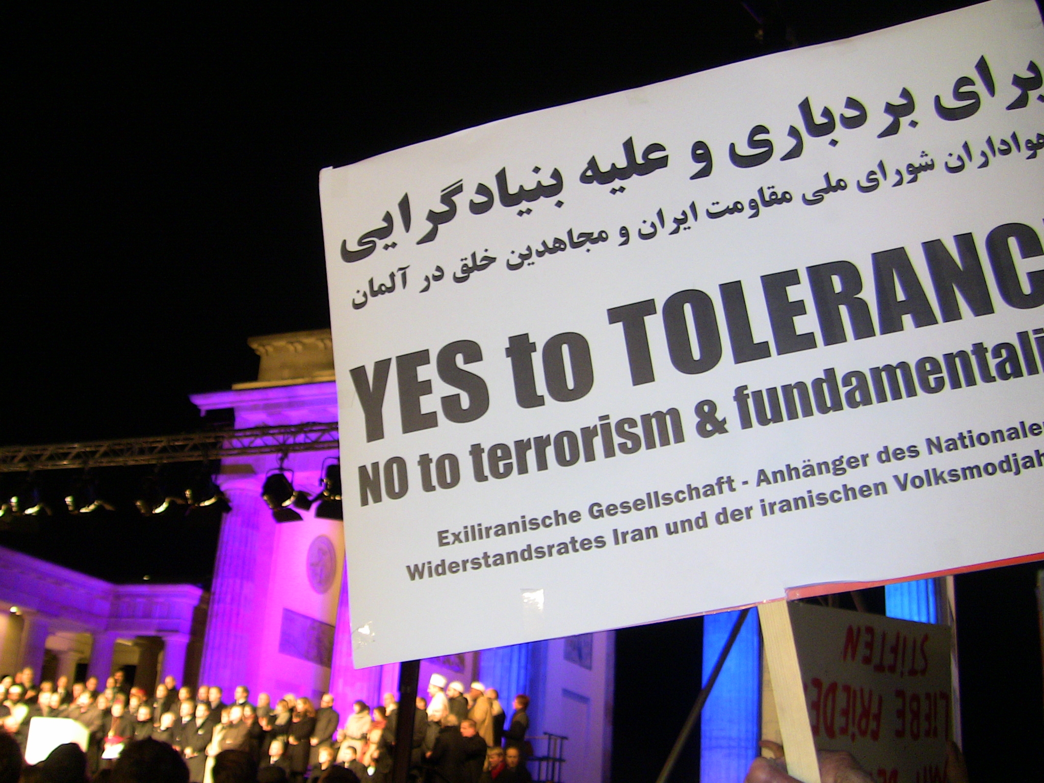 همبستگي هواداران مجاهدين در برلين با قربانيان و محكوميت تروريسم