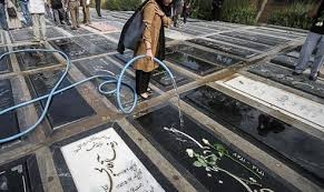داختران دانشجويي كه سنگ قبر مي شويند