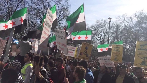 راهپیمایی سوری‌ها در پایتخت‌های جهان به مناسبت پنجمین سالگرد آغاز انقلاب