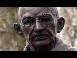 نصب تنديس مهاتما گاندي در ميدان پارلمان لندن