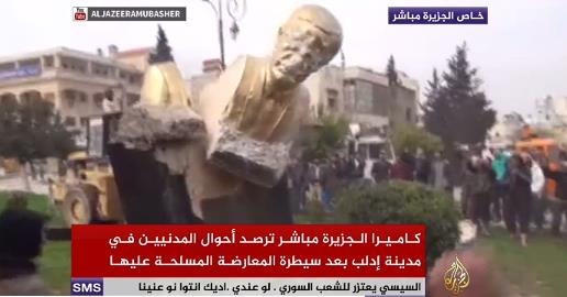 به زير كشيده شدن مجسمه حافظ اسد ديكتاتور سابق سوريه در شهر ادلب