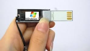 طراحي تلفن هوشمند موبايل بصورت يك دگمه براي نصب روي يقه لباس