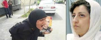 تجمع مادران و خانواده‌هاي شهداي قيام در مقابل زندان اوين در اعتراض به دستگيري نرگس محمدي