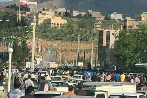 خيزش مردم مهاباد در اعتراض به جان باختن يك دختر جوان