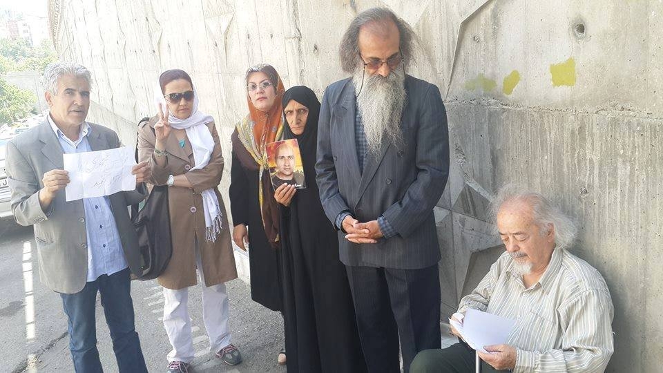 تجمع اعتراضي خانواده هاي زندانيان سياسي در  مقابل اوين و كانون وكلا در تهران