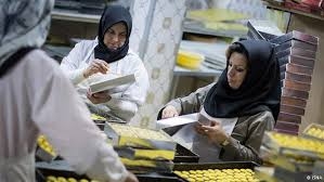 كارگران زن در ايران يك سوم حداقل حقوق را دريافت مي كنند