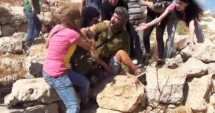 مادر فلسطيني با ضرب و شتم سرباز اسرائيلي كودكش را نجات داد