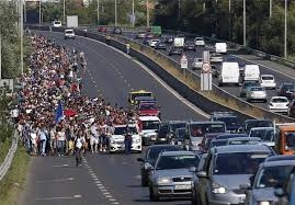 راهپيمايي پناهجويان سوري و عراقي از مجارستان به سوي اتريش در اتوبان