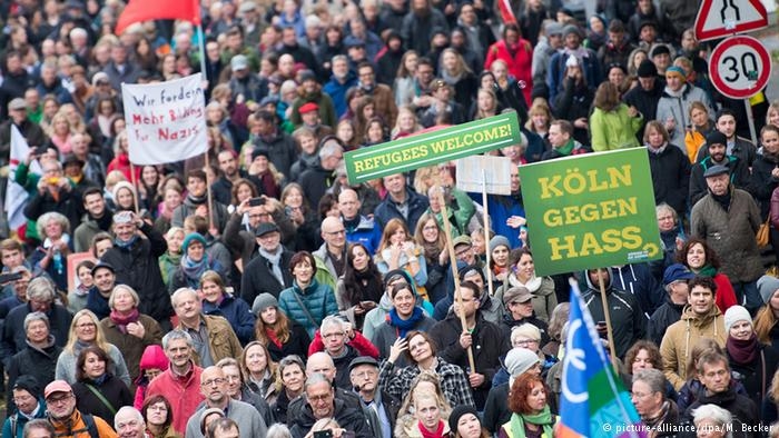 چپ ها و راست ها در كلن در مقابل هم صف آرايي كردند