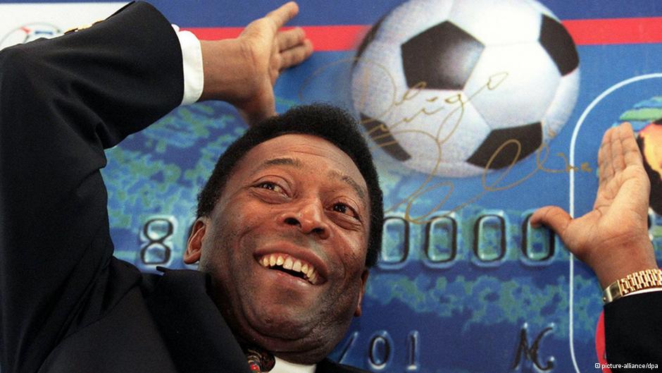 پله توپ طلای افتخاری فیفا را دریافت می‌کند