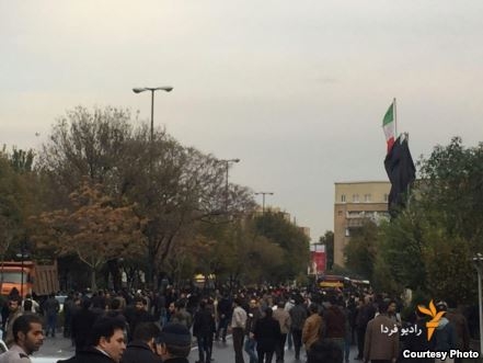 تجمع اعتراضي مردم آذربايجان  توسط مزدوران رژيم به خشونت كشيده شد.