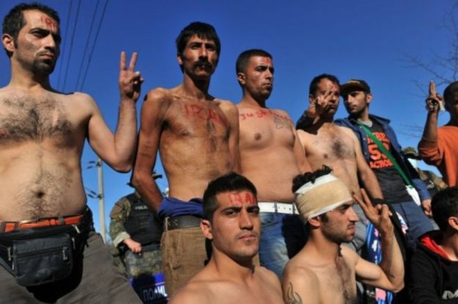 پناهجویان 'ایرانی' لب هایشان را دوختند