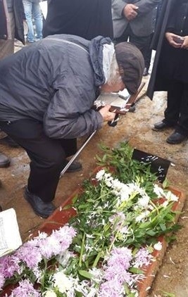 مراسم خاكسپاري مادر دشتي و شركت دکتر محمد ملکي در مراسم تشييع و خاكسپاري